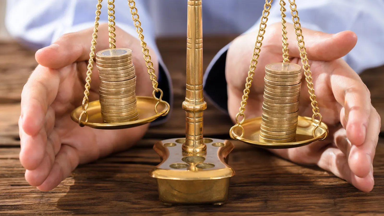 Ticaret hukuku: sözleşme imzalayan iş insanı